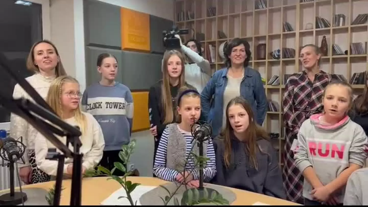 Dzieci z SP w Dąbrówce Tczewskiej śpiewają dla słuchaczy